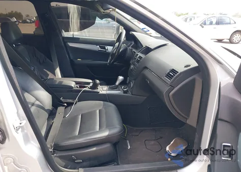 2009 Mercedes-Benz C 300 Luxury/Sport z USA, uszkodzony, nr VIN WDDGF54X99F205253